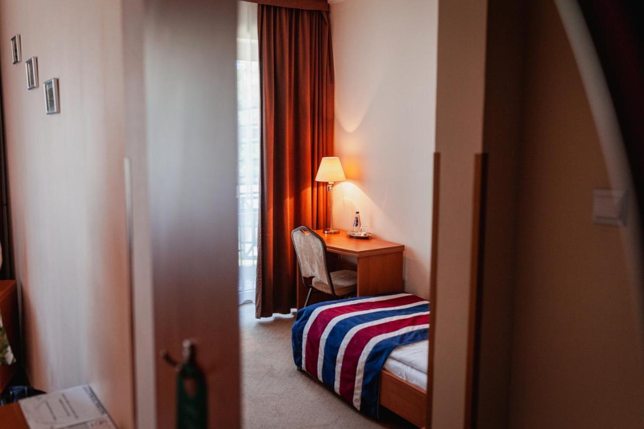 Hotel Promenada Ostróda Esterno foto